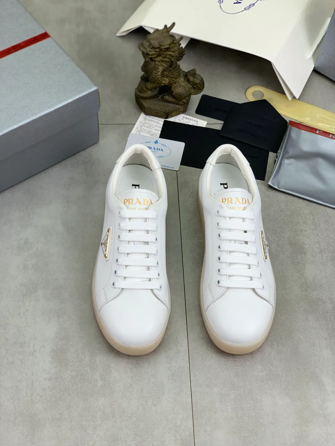 Men's shoes 💰P540💰【New model】The hot model is on the official website, 🆘 The trendy brand (Prada) mainly promotes the hot model, the avant-garde and versatile fashion men's shoes are privately modeled, the cowhide surface is spliced 1:1.. The fashion is simple, the original imported cowhide lining and the cowhide feet; the atmosphere and personality are more fashionable, eye-catching and pursuing class. It will subvert the old idea and be a must-have for fashion trendsetters with you! Must keep it for yourself! Tall and comfortable, large and low, high-end quality workmanship. Size: 38-45; 3️⃣colors available.